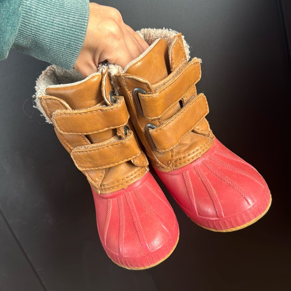 GAP snow boots size 7/8